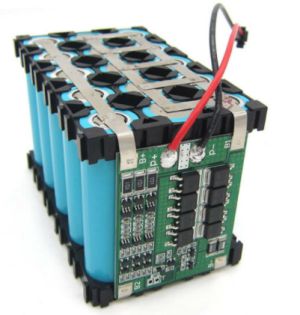 LiIon akkumulátor 3S5P, oldalán egy BMS-sel