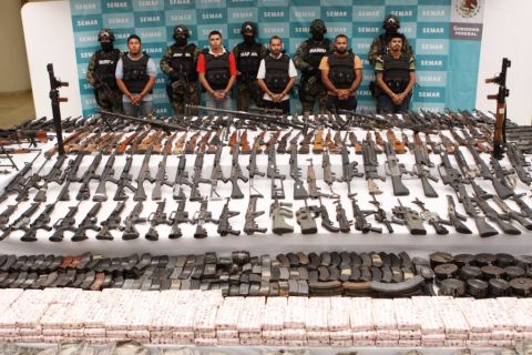 A Los Zetas egyik vezérétől lefoglalt drog és fegyverek. Fotó: drugwar101.com