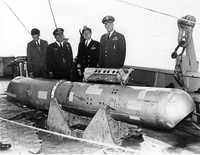 A B28RI nukleáris bomba immár a USS Petrel fedélzetén, miután a 870 méter mélyről, a Földközi-tengerből kihalászták, fotó: U.S. Navy, Courtesy of the Natural Resources Defense Council