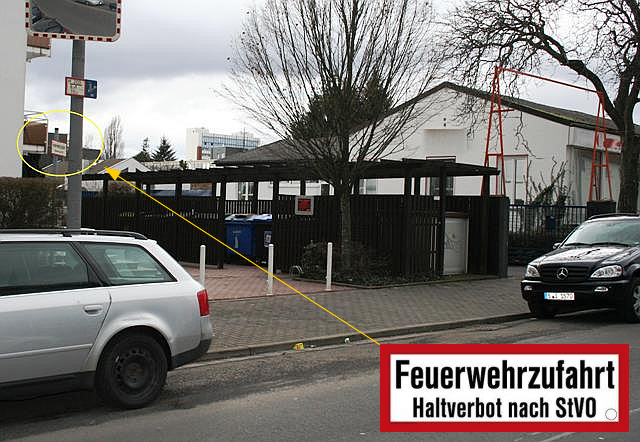 a képen például egy ilyen tábla (tűzoltóbejárat) van elrejtve az oszlopon.