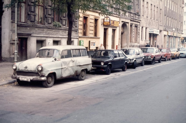 utcakép a nyolcvanas évekből az Opellel, ami azóta sem fiatalodott; fotó: Hanns-Lüdecke Rodewald