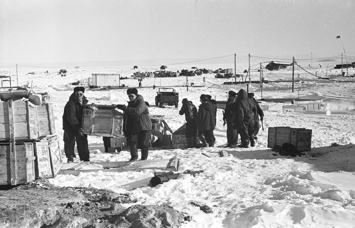 1959 április 1., az expedició lerakodik