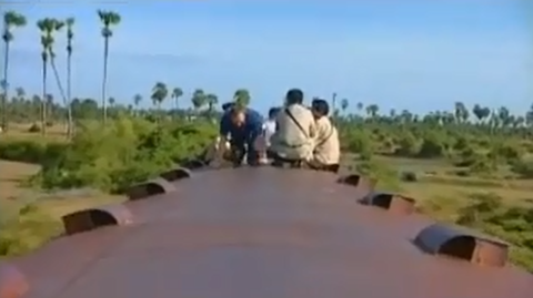 Trainsurfing Kabodzsában, a kép a lenti filmből származik Trainsurfing Kabodzsában, a kép a lenti filmből származik
